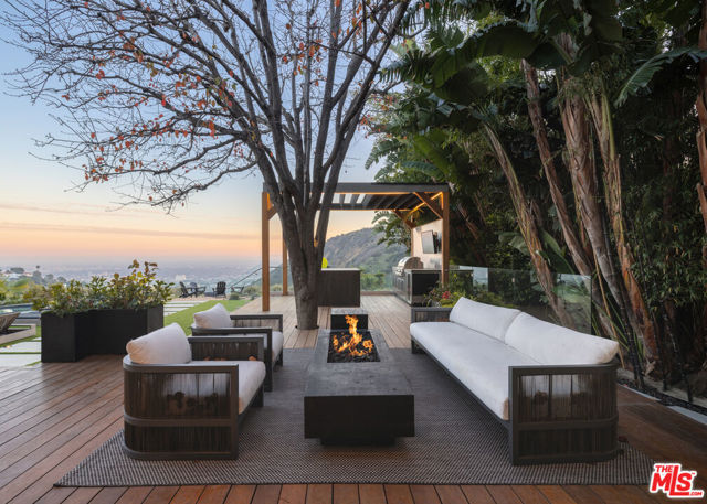 2511 Carman Crest Drive, Los Angeles CA: https://media.crmls.org/mediaz/ba628a6b-3d3b-4de8-8df0-42386e33af5a.jpg