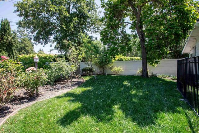 3252 Woodview Dr, Lafayette CA: https://media.crmls.org/mediaz/ba6366b0-a27e-49ef-ba93-48a6b0484a9b.jpg