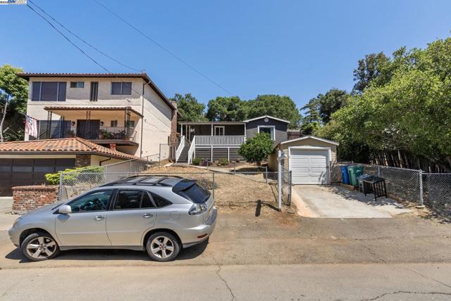 25910 Westview Way, Hayward CA: https://media.crmls.org/mediaz/ba64df84-ca10-4905-b9e0-821c7b1601e4.jpg