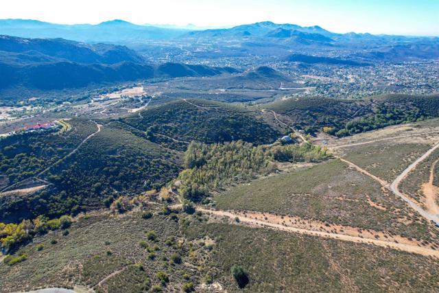 18408 Sweet Ln, Ramona CA: https://media.crmls.org/mediaz/ba664dbe-d4c3-4a15-9d1e-78a241f94284.jpg