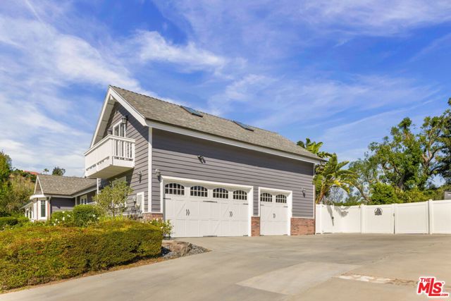 2390 Glenside Lane photo 4