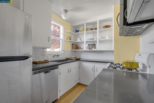 5430 Santa Cruz Ave, Richmond CA: https://media.crmls.org/mediaz/ba67a28c-1388-456d-8edc-b1172c7c01e8.jpg