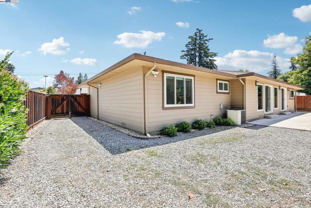 19927 Conrad Ct, Castro Valley CA: https://media.crmls.org/mediaz/ba685aeb-4ff0-4d77-a0bc-c5863f01c806.jpg