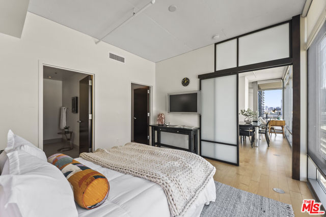 1100 S Hope Street, Los Angeles CA: https://media.crmls.org/mediaz/ba697563-3cca-42f4-b1ac-f69e44dd9dc0.jpg