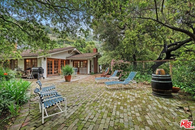 1809 Melhill Way, Los Angeles CA: https://media.crmls.org/mediaz/ba69bf8e-fac2-4ee8-a279-c0405951b984.jpg