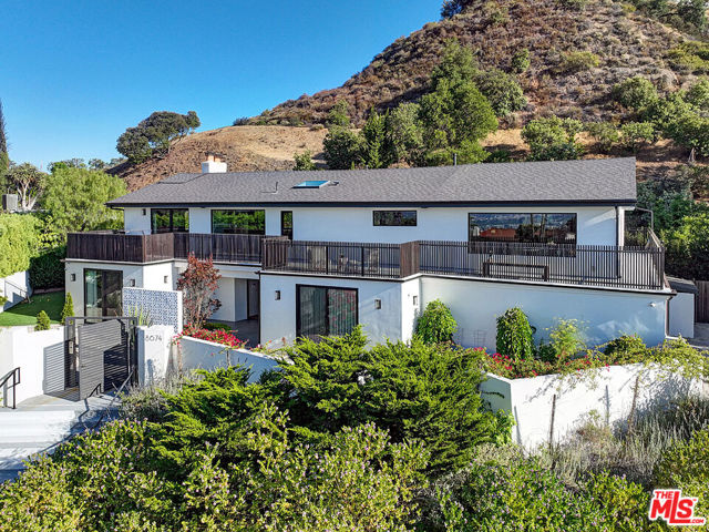 8674 Edwin Drive, Los Angeles CA: https://media.crmls.org/mediaz/ba6a4388-7923-4f97-a3f4-9b9244970707.jpg