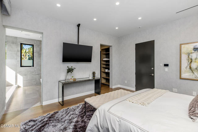 829 Flower Avenue, Venice CA: https://media.crmls.org/mediaz/ba6b2f04-62ea-495d-b08b-91726f3335b4.jpg