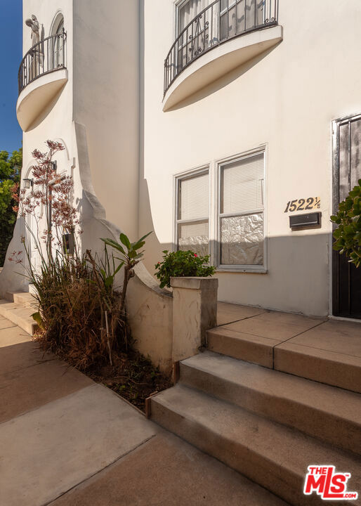 1520 Menlo Avenue, Los Angeles CA: https://media.crmls.org/mediaz/ba6b6611-fe8a-48a0-b2ab-7d2003a946ee.jpg