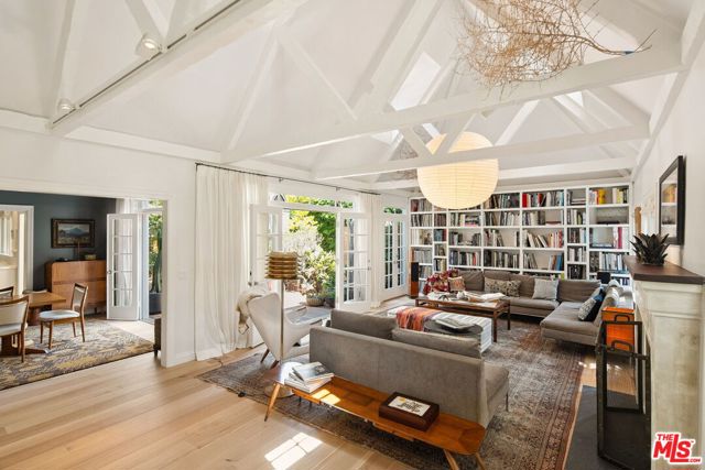 253 20th Street, Santa Monica CA: https://media.crmls.org/mediaz/ba6b7bb4-e5f6-41fa-8c2b-58888f68de88.jpg