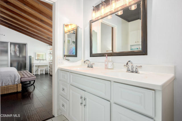26007 Philrich Circle, Calabasas CA: https://media.crmls.org/mediaz/ba6ccdd5-ee27-45a4-aa5c-d1d2885da4cd.jpg