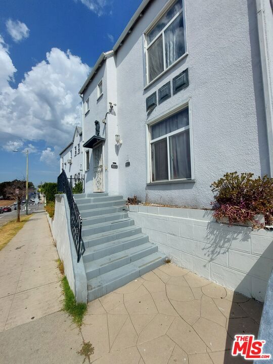 1296 S Citrus Avenue, Los Angeles CA: https://media.crmls.org/mediaz/ba6fca13-9b8b-4182-8d48-46552f2dbc84.jpg