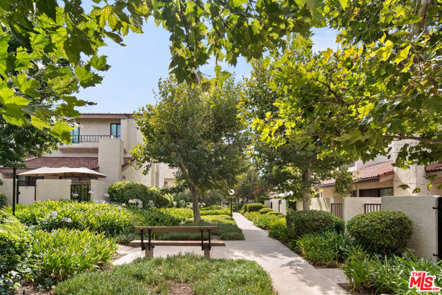 6021 Lindley Avenue, Tarzana CA: https://media.crmls.org/mediaz/ba6ff76a-28d8-4ae7-9fae-1a082fdb591a.jpg