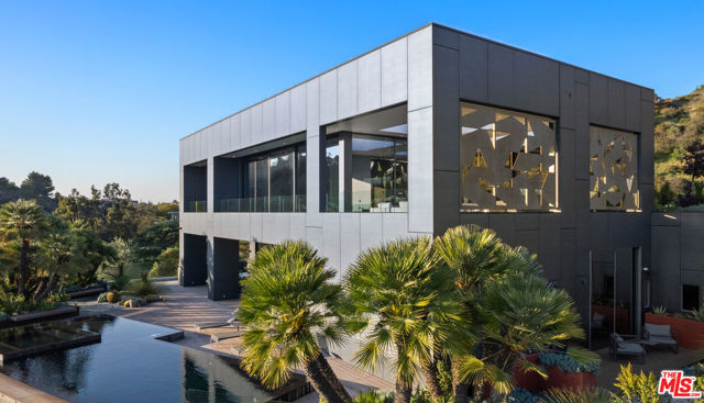 2341 Gloaming Way, Beverly Hills CA: https://media.crmls.org/mediaz/ba700e49-010d-4bef-8e74-970140a7455b.jpg