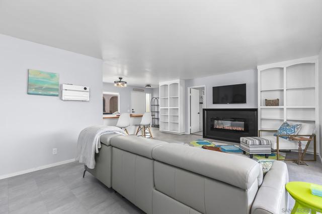 2510 Clairemont Dr, San Diego CA: https://media.crmls.org/mediaz/ba7015dd-a82b-452f-a5d3-ffb09fefa591.jpg
