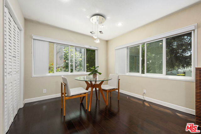 1127 15th Street, Santa Monica CA: https://media.crmls.org/mediaz/ba717948-96b3-4580-80b4-66382f08ef62.jpg