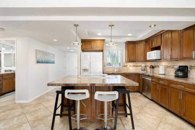 40960 La Costa W Circle, Palm Desert CA: https://media.crmls.org/mediaz/ba71822a-5144-42bf-9399-a864fcbebf63.jpg