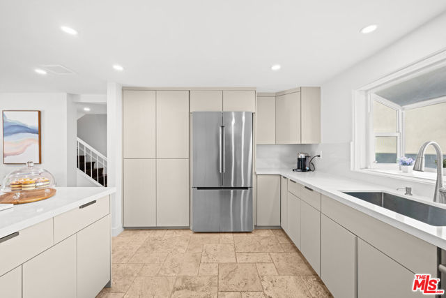 4800 La Villa Marina, Marina del Rey CA: https://media.crmls.org/mediaz/ba7300c5-17e1-4f1e-b120-0016417a32f7.jpg