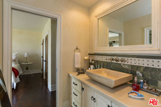 3504 Coast View Drive, Malibu CA: https://media.crmls.org/mediaz/ba748e62-7caf-4ab3-ac52-a03c8714e063.jpg