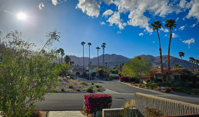 48320 Beverly Drive, Palm Desert CA: https://media.crmls.org/mediaz/ba7641f5-546d-4b5a-8401-75f115a3f465.jpg