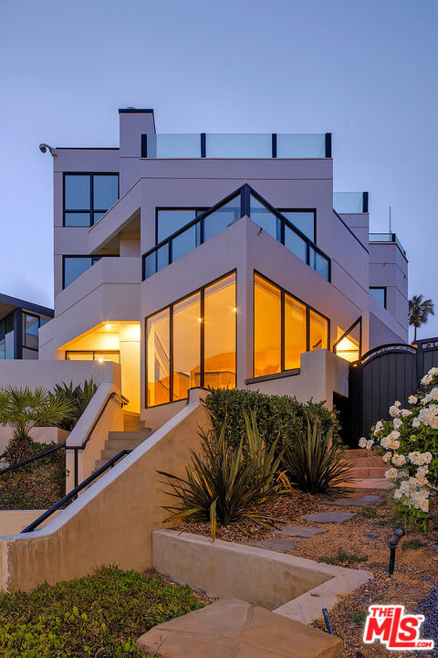 734 Esplanade, Redondo Beach, California 90277, 2 Bedrooms Bedrooms, ,2 BathroomsBathrooms,Residential,For Sale,Esplanade,25559139