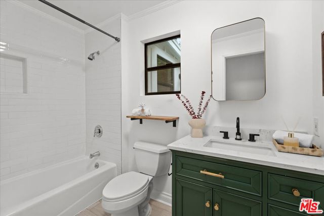 4104 Saugus Avenue, Sherman Oaks CA: https://media.crmls.org/mediaz/ba77c468-ac33-4b1f-bf62-a43c68a6754b.jpg