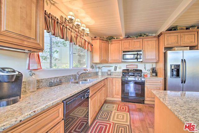 888 Grass Valley Road, Lake Arrowhead, CA 92352