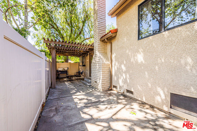 20055 Avenue Of The Oaks, Newhall CA: https://media.crmls.org/mediaz/ba7874f8-2beb-4781-bbe4-6cdcf1037764.jpg