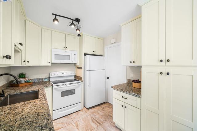 1550 Calle Enrique, Pleasanton CA: https://media.crmls.org/mediaz/ba7963d1-170b-4499-918d-973df54ead24.jpg