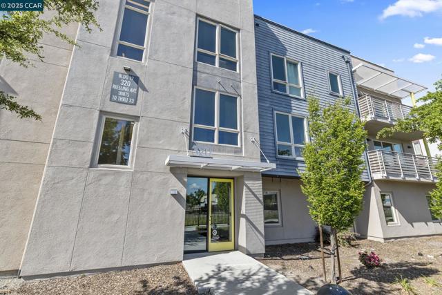 320 Riesling Ave, Milpitas CA: https://media.crmls.org/mediaz/ba79a66b-461d-4ba2-b3b2-f6dc02bccf4c.jpg