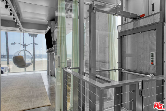 2911 Ocean Front Walk, Venice CA: https://media.crmls.org/mediaz/ba7b73c4-f185-40f2-bdd8-365b7d937945.jpg