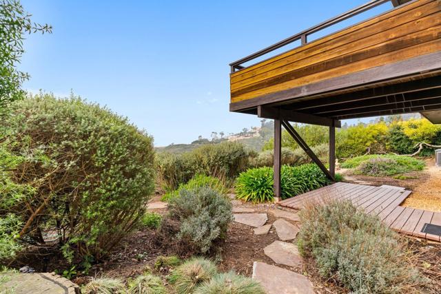 6960 Via Estrada, La Jolla CA: https://media.crmls.org/mediaz/ba7d2e0d-ea11-4a3a-8ce9-6b3a045d9d04.jpg