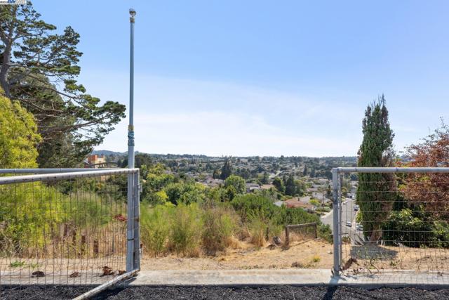 1165 Amend St, Pinole CA: https://media.crmls.org/mediaz/ba7e0bf2-12de-4969-9f83-b24636d2add6.jpg