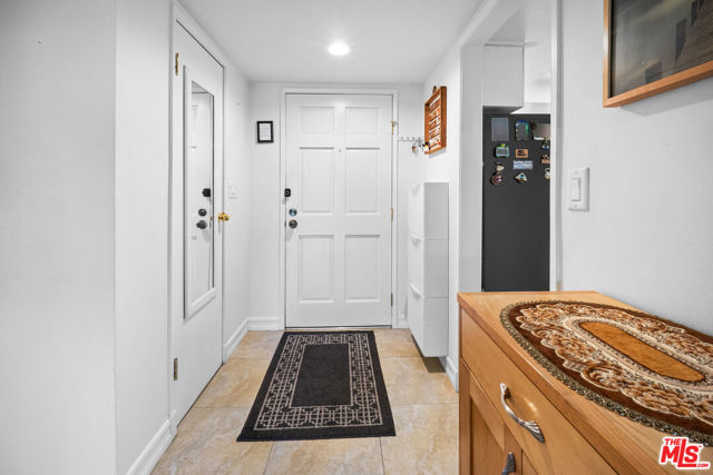 11911 Magnolia Boulevard, Valley Village CA: https://media.crmls.org/mediaz/ba7e0c7e-d79c-4530-9a40-6654e4ed9c17.jpg
