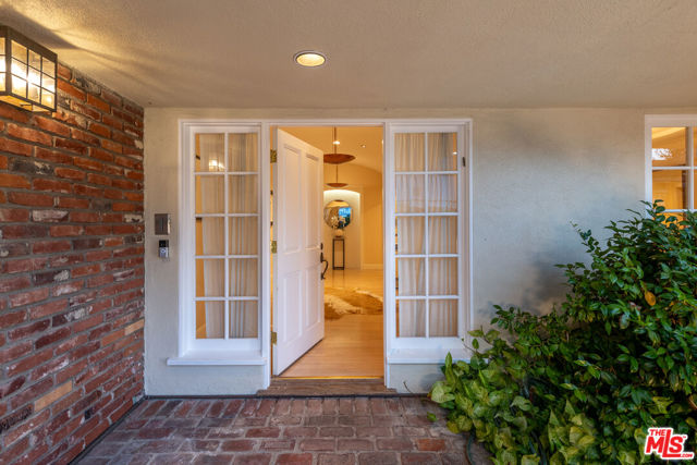 16331 Tudor Drive, Encino CA: https://media.crmls.org/mediaz/ba7fbe52-eecf-41c2-a1a6-4d7b0594ee3e.jpg