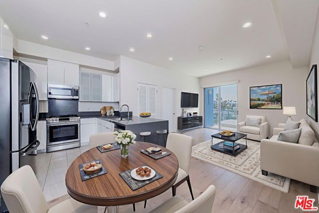 105 S Mariposa Avenue, Los Angeles CA: https://media.crmls.org/mediaz/ba7fe407-07a7-4d77-9cfe-d63c6ecc1d4f.jpg