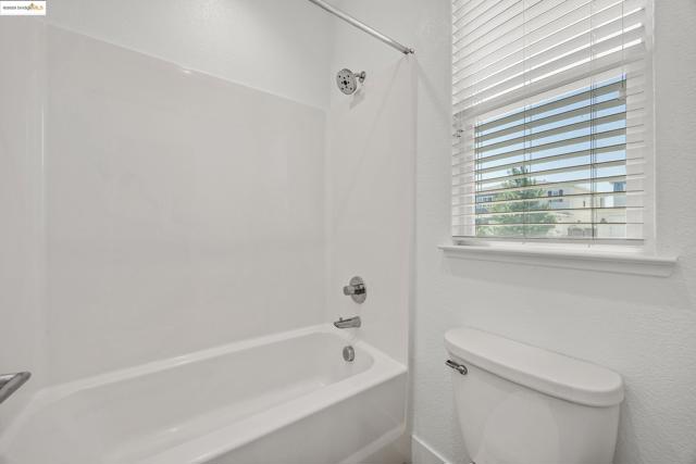 18499 Lewiston Dr, Lathrop CA: https://media.crmls.org/mediaz/ba7ff89d-dffd-4bf5-9735-396e15eb113b.jpg