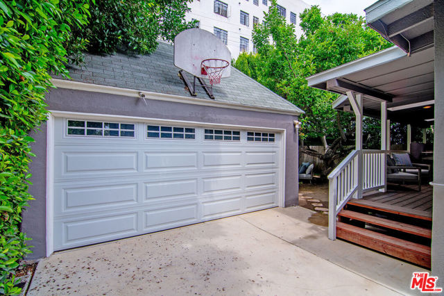 565 N Arden Boulevard, Los Angeles CA: https://media.crmls.org/mediaz/ba803af8-0d9a-4aa5-9d4f-073df02e59ee.jpg