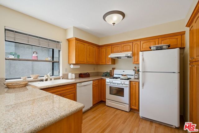 555 West Wilson Avenue, 2 photo 6