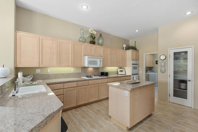 99 Kavenish Drive, Rancho Mirage CA: https://media.crmls.org/mediaz/ba819dd8-77e6-4892-86b7-9b65b88d49e7.jpg
