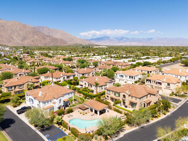 374 Terra Vita, Palm Springs CA: https://media.crmls.org/mediaz/ba820997-29c4-4ecc-8194-675c40141a34.jpg