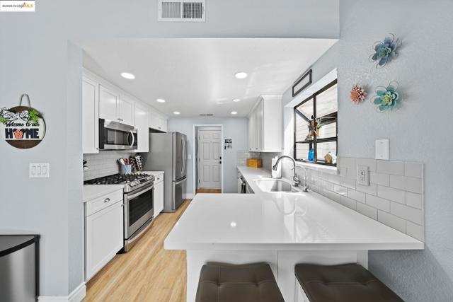 2256 Camborne Dr, Modesto CA: https://media.crmls.org/mediaz/ba82478d-a5a7-4e1a-9653-7a0f07f1e5c0.jpg