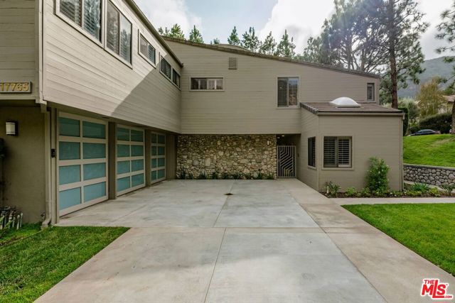 17765 Camino De Yatasto, Pacific Palisades CA: https://media.crmls.org/mediaz/ba82cab4-0e4c-4e09-977e-acb05ba20902.jpg