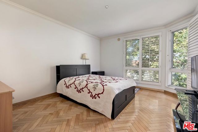 121 N Almont Drive, Beverly Hills CA: https://media.crmls.org/mediaz/ba834141-7621-4d6b-a411-e9acee927962.jpg