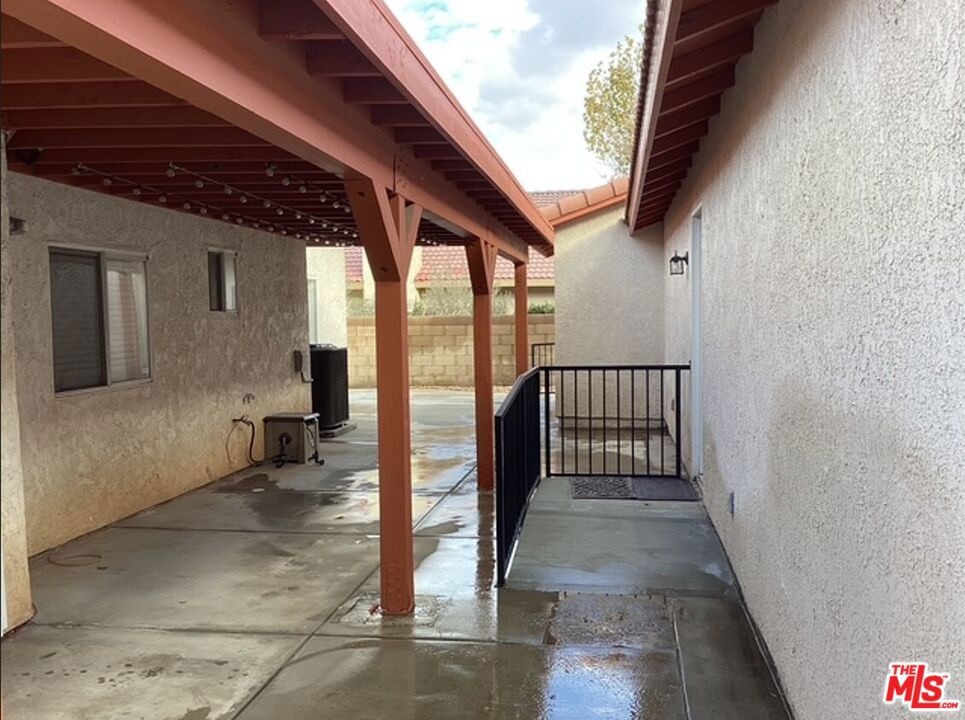 https://media.crmls.org/mediaz/ba83885d-dde3-4ed4-9fb8-fa9cae1fba65.jpg?preset=X-Large