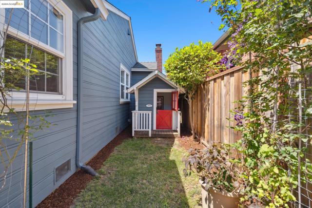 4332 Hyacinth Ave, Oakland CA: https://media.crmls.org/mediaz/ba83a4fa-e23e-4e07-a724-0c31e974545e.jpg