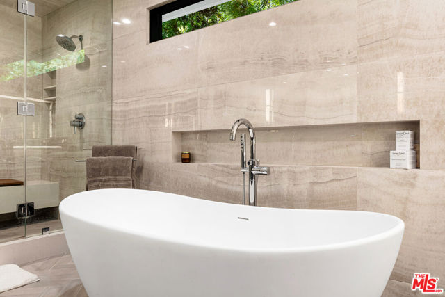4961 Noeline Avenue, Encino CA: https://media.crmls.org/mediaz/ba850181-6959-43f1-9f05-0a4103c161b5.jpg