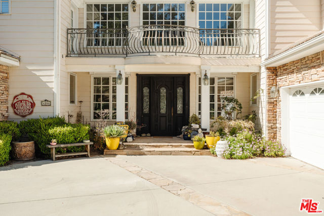 4244 Balcony Drive, Calabasas CA: https://media.crmls.org/mediaz/ba854520-7483-43d6-b0a7-c85f93771de0.jpg