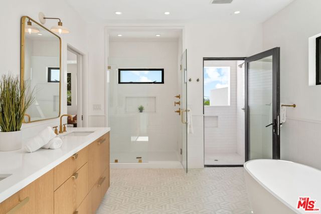 13048 Rose Avenue, Los Angeles CA: https://media.crmls.org/mediaz/ba854b29-572c-4130-ae73-c506fd651928.jpg