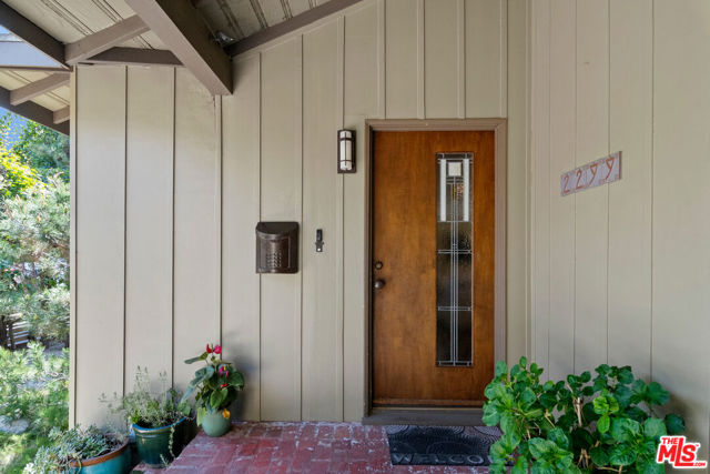 2299 Beverwil Drive, Los Angeles CA: https://media.crmls.org/mediaz/ba85ac95-618f-4278-8dac-4c6a93097218.jpg
