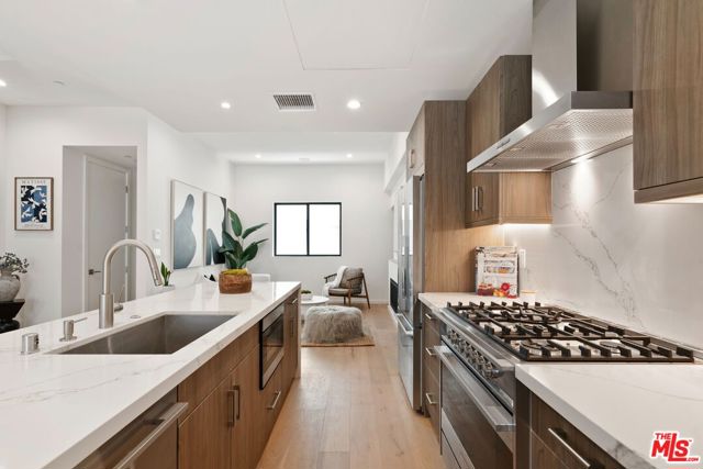 3807 S Verona Court, Los Angeles CA: https://media.crmls.org/mediaz/ba85fad4-7f5d-491c-9eac-6b30e16a9246.jpg